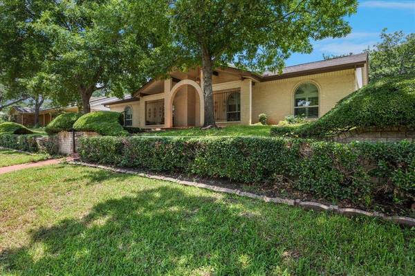 1720 Westridge Drive, Hurst, TX 76054