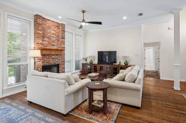 2701 Hidden Lake Drive, Grapevine, TX 76051