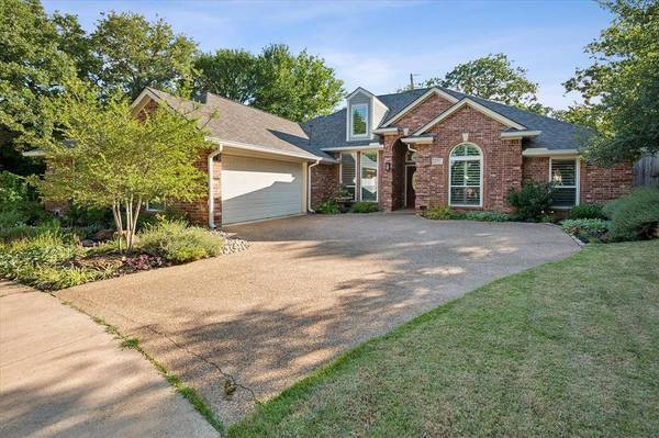 2701 Hidden Lake Drive, Grapevine, TX 76051