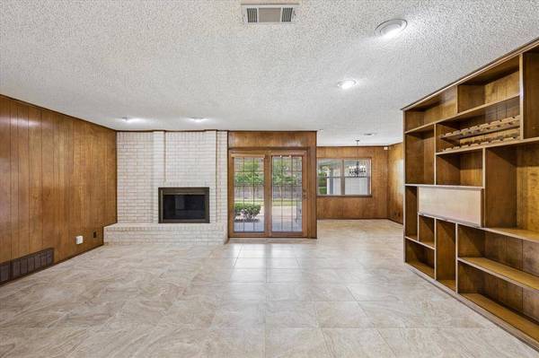 66 Lincolnshire Circle, Bedford, TX 76021