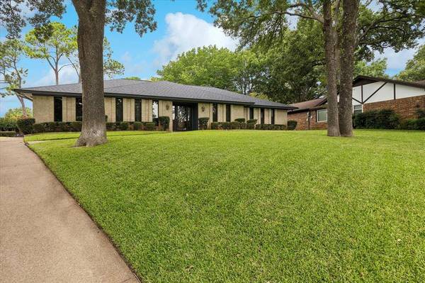 66 Lincolnshire Circle, Bedford, TX 76021
