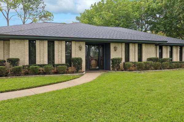 66 Lincolnshire Circle, Bedford, TX 76021