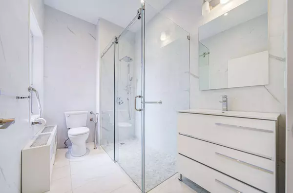 247 Palmerston AVE, Toronto C01, ON M6J 2J3