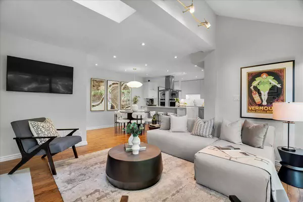 10 Walker AVE #Th 128, Toronto C02, ON M4V 1G2