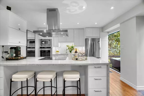 10 Walker AVE #Th 128, Toronto C02, ON M4V 1G2