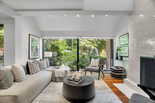 10 Walker AVE #Th 128, Toronto C02, ON M4V 1G2