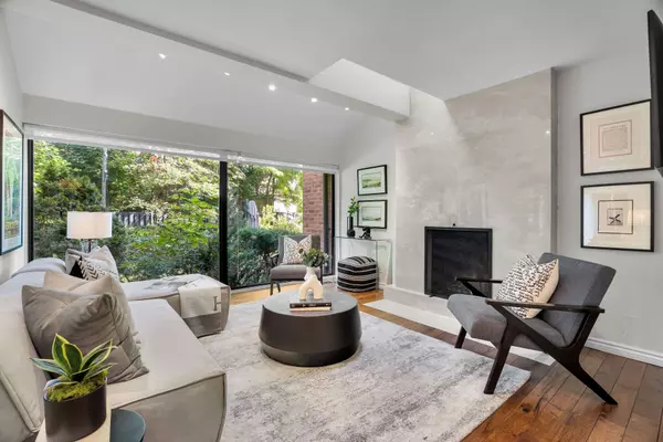 10 Walker AVE #Th 128, Toronto C02, ON M4V 1G2