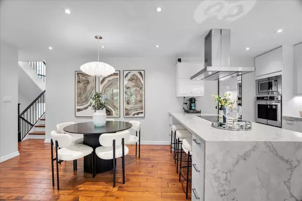 10 Walker AVE #Th 128, Toronto C02, ON M4V 1G2