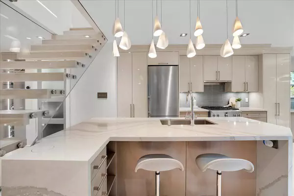 68 Olive AVE, Toronto C02, ON M6G 1V1