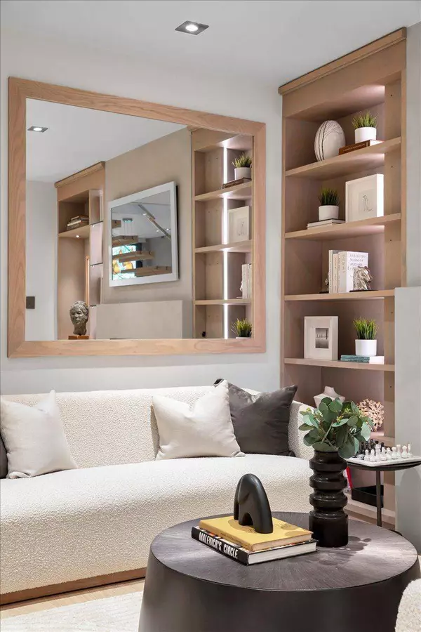 68 Olive AVE, Toronto C02, ON M6G 1V1