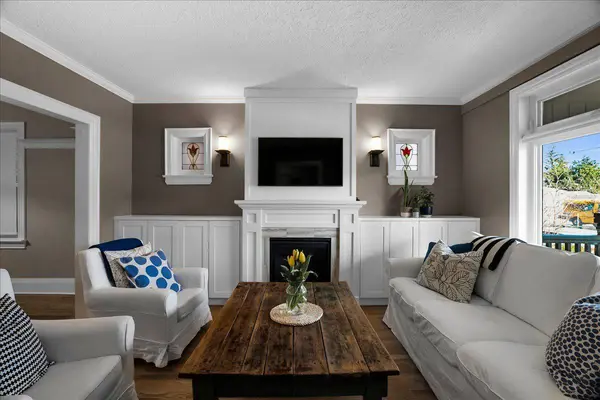 40 Garnet AVE, Toronto W02, ON M6G 1V5