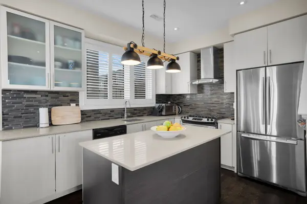 17 Locust Lodge GDNS, Toronto W05, ON M3K 0A9