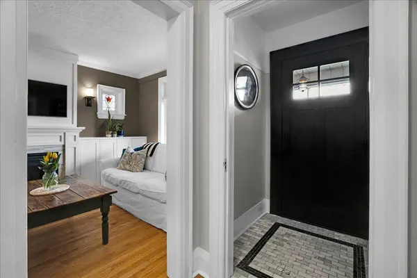 40 Garnet AVE, Toronto W02, ON M6G 1V5