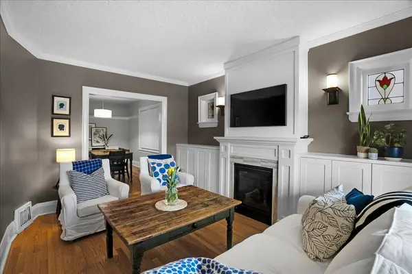 40 Garnet AVE, Toronto W02, ON M6G 1V5