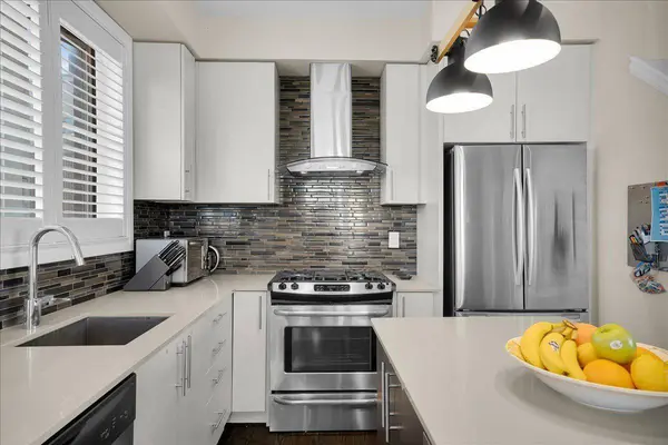17 Locust Lodge GDNS, Toronto W05, ON M3K 0A9