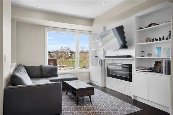 17 Locust Lodge GDNS, Toronto W05, ON M3K 0A9