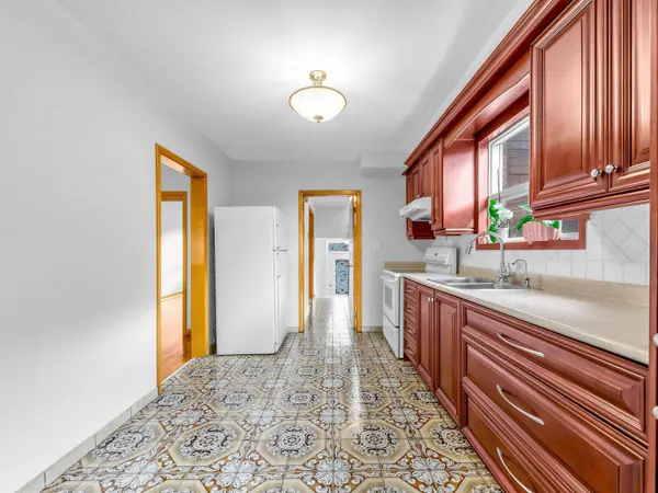 380 Glenholme AVE, Toronto C03, ON M6E 3E5