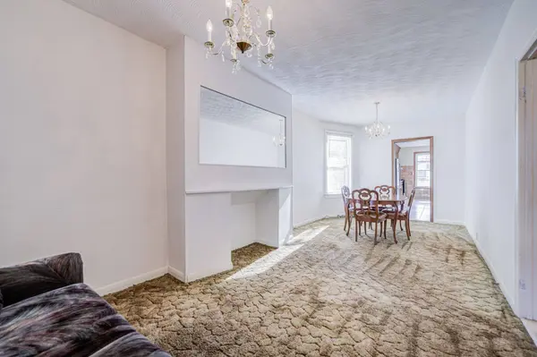 912 Manning AVE, Toronto C02, ON M6G 2X4