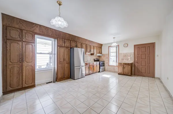 912 Manning AVE, Toronto C02, ON M6G 2X4