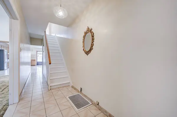 912 Manning AVE, Toronto C02, ON M6G 2X4