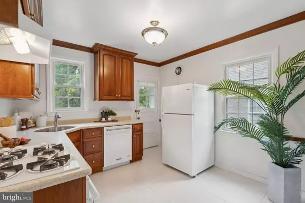 1725 OAKCREST DR, Alexandria, VA 22302