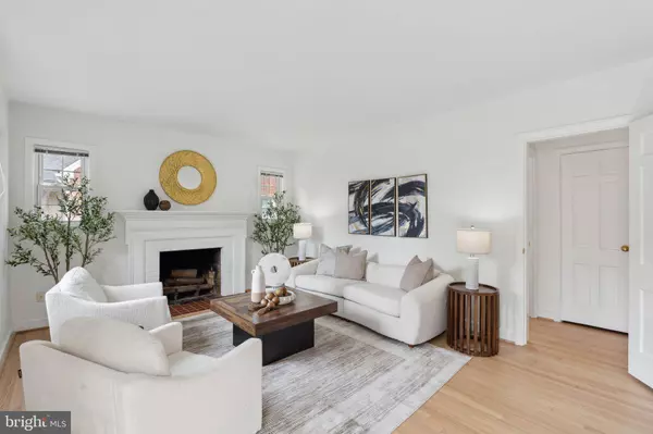 1725 OAKCREST DR, Alexandria, VA 22302