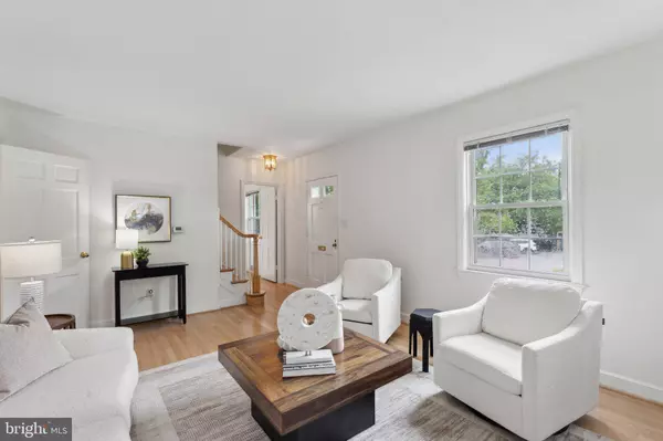 1725 OAKCREST DR, Alexandria, VA 22302