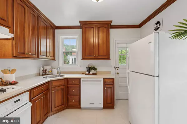 1725 OAKCREST DR, Alexandria, VA 22302