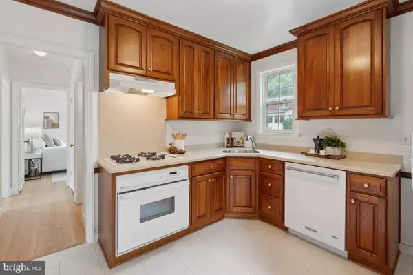 1725 OAKCREST DR, Alexandria, VA 22302