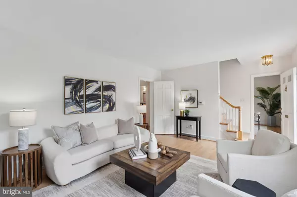 1725 OAKCREST DR, Alexandria, VA 22302