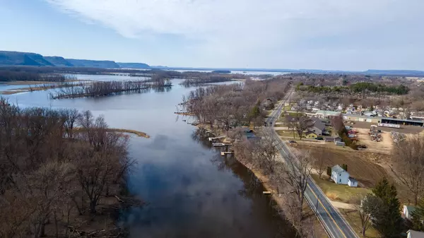 1626 Lakeshore Dr, Campbell, WI 54603