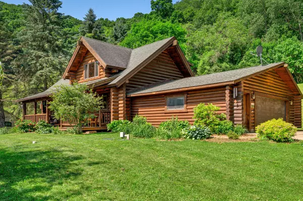 1033 Butternut Ln, La Crescent, MN 55947