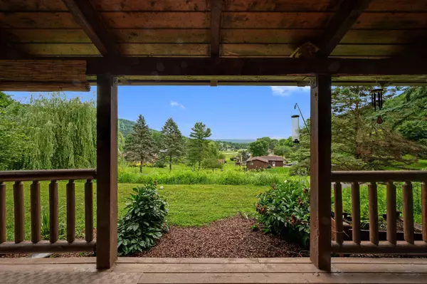 1033 Butternut Ln, La Crescent, MN 55947