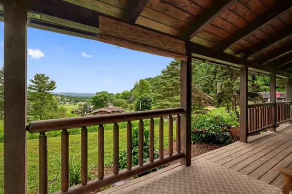 1033 Butternut Ln, La Crescent, MN 55947