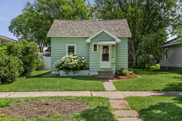 2012 Charles St, La Crosse, WI 54603