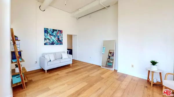 645 W 9th St #720, Los Angeles, CA 90015