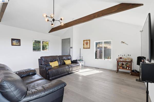 6869 Simson St, Oakland, CA 94605
