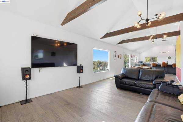 6869 Simson St, Oakland, CA 94605