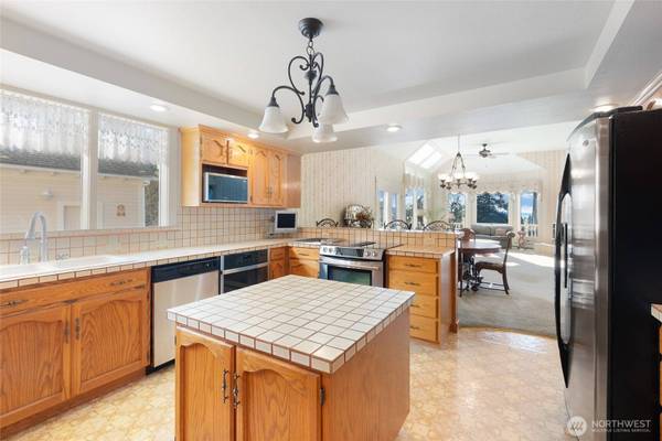 303 7th ST, Anacortes, WA 98221