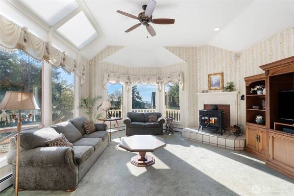 303 7th ST, Anacortes, WA 98221