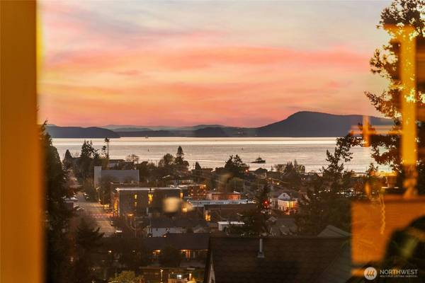 303 7th ST, Anacortes, WA 98221