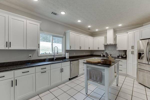 4212 Gold Springs LN, Hoschton, GA 30548