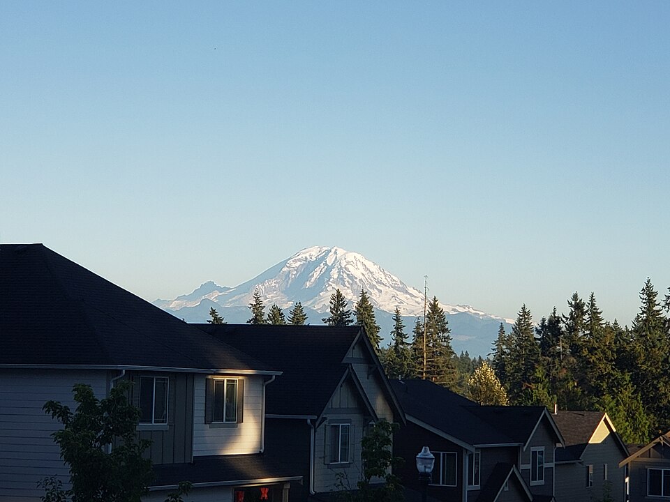 Mount_Rainier_as_seen_from_a_Covington_neighborhood