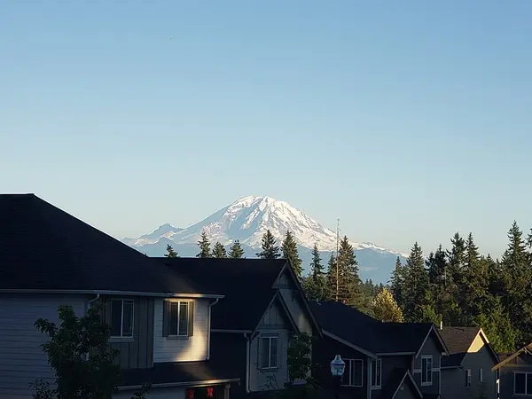 Mount_Rainier_as_seen_from_a_Covington_neighborhood