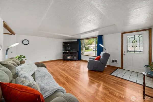 737 3rd AVE NE, Pacific, WA 98047