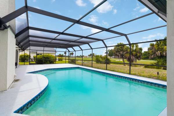 3837 Torrey Pines Blvd, Sarasota, FL 34238-2832