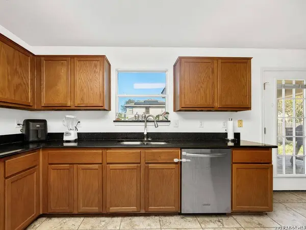 8964 SCARLET CRK, Universal City, TX 78148