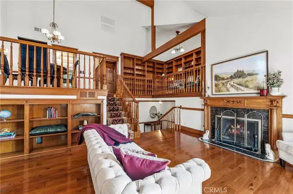 2074 Meadow View LN, Costa Mesa, CA 92627