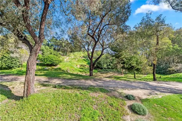 2074 Meadow View LN, Costa Mesa, CA 92627