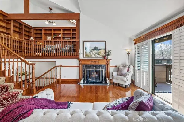 2074 Meadow View LN, Costa Mesa, CA 92627